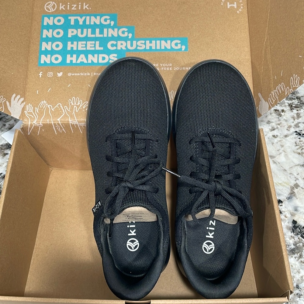 NWT Kizik Black Madrid style sneakers. Size 8 Wide